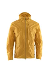 Campera con capucha color mostaza, con cierre frontal y bolsillo en el pecho.