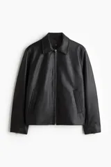 Campera negra de cuero sintético con cuello clásico, cierre frontal, bolsillos laterales con cierre y forro interior.