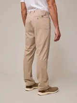 Pantalón chino azul marino de algodón y lino, con corte recto y bolsillos laterales.