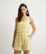 Short recto amarillo con estampado de lunares blancos, cintura alta con cinturón para atar y bolsillos laterales.
