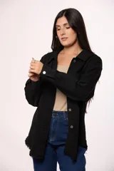 Sobrecamisa de jean color marrón, con cierre frontal de botones metálicos, bolsillos frontales con solapa y ruedo deshilachado.