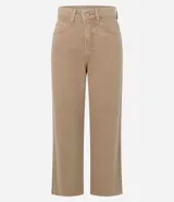 Pantalón de corte recto y largo cropped, confeccionado en sarga de algodón. Presenta cintura con trabillas, cierre frontal con botón y cremallera, y bolsillos funcionales en la parte delantera y trasera.