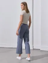 Pantalón jogger color crema, de corte ancho, con pretina elastizada y lazo de ajuste.