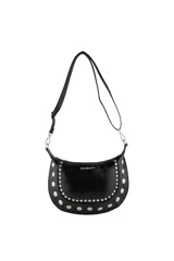 Cartera tipo bandolera de color negro con diseño de media luna, decorada con tachas metálicas plateadas en el borde frontal y correa ajustable.