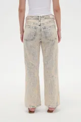 Pantalón jean de corte ancho y tiro bajo, con efecto acid wash en tonos celeste y beige.