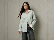 Camisa de rayas verdes con cuello clásico y puños en contraste de color blanco, de manga larga y corte oversize.
