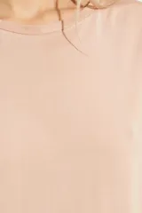 Remera de manga corta color beige, con diseño liso de acabado satinado, corte holgado y cuello redondo.
