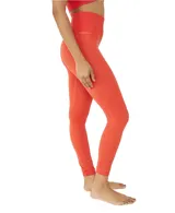 Calza deportiva de tiro alto con cintura ancha acanalada, confeccionada en tejido elástico con efecto lavado.