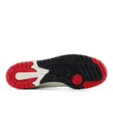 Championes New Balance 550 color blanco con detalles en rojo y negro.