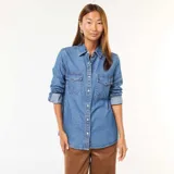 Camisa de jean de corte clásico, con cuello camisero, cierre frontal de botones y dos bolsillos con solapa en el pecho. Presenta mangas largas con puños abotonados.