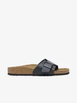 Sandalia Birkenstock Catalina, color negro, con hebilla metálica ajustable y plantilla anatómica de corcho y látex.