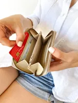 Billetera pequeña con cierre metálico, cuerpo principal en tejido texturizado color fucsia y detalles en cuero marrón con textura de reptil. Posee un parche de cuero claro con la palabra "chowie" escrita a mano.