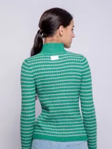 Polera amarilla con cuello alto y diseño a rayas horizontales.