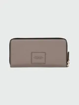 Billetera Marc Jacobs The Continental Wallet de cuero negro, con cierre perimetral de cremallera metálica dorada y tirador de cuero. Interior con múltiples ranuras para tarjetas, compartimentos para billetes y monedero con cierre.