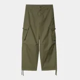 Pantalón cargo verde oliva de corte holgado, con múltiples bolsillos con solapa y cierre de botón a presión.
