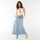 Pollera larga de denim celestes, de tiro medio con bolsillos laterales y cinturón incorporado del mismo material.