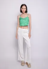 Top verde con estampado de hojas, breteles finos y escote en V.