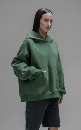 Hoodie oversize de corte crop, color verde, confeccionado en frisa gamuzada de algodón. Presenta capucha forrada y bolsillo canguro frontal.