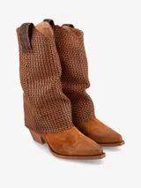 Bota de caña media con diseño de punta fina y taco ancho. Presenta una caña alta con un tramado tejido en cuero y una base de gamuza negra.