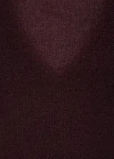 Jersey de punto fino con acabado brillante de lúrex, cuello en pico y manga larga. Presenta un diseño recto y entallado.