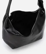 Bolso modelo hobo de gran tamaño, confeccionado en poliuretano con acabado que imita el cuero. Presenta una forma de media luna, cierre superior con cremallera y una correa de hombro ajustable con hebilla metálica.