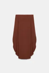 Falda midi de tiro medio color beige, con cintura elástica en la espalda y diseño asimétrico con aberturas laterales.