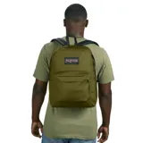 Mochila Jansport modelo Superbreak Plus en color verde militar, con compartimento principal espacioso, bolsillo frontal con cierre y logo de la marca bordado en el frente.