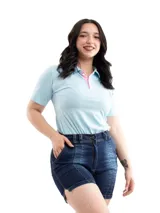 Remera tipo polo roja de manga corta con cuello clásico y tapeta con botones.