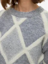 Sweater de punto con diseño de rombos en contraste, cuello redondo y mangas largas con hombros caídos. Presenta un calce regular y tejido suave con mezcla de fibras.