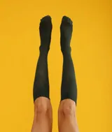 Medias 3/4 semitransparentes de microfibra color negro, con puntera reforzada y terminación mate.