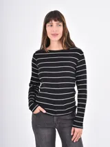 Remera de manga larga con diseño de rayas horizontales en azul marino y blanco, confeccionada en tejido acanalado con cuello redondo.
