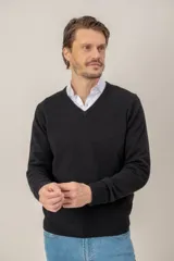 Sweater de punto con cuello en V y mangas largas, confeccionado en lana lambswool, con puños y ruedo acanalados.