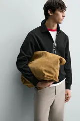 Sudadera polo de corte regular, confeccionada en tejido técnico interlock de algodón con elasticidad. Presenta cuello solapa, cierre frontal de cremallera y manga larga con puños acabados en rib.