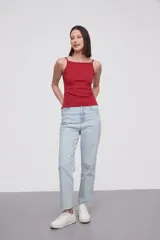 Top de punto acanalado color beige, con breteles finos, escote cuadrado y ajuste al cuerpo.