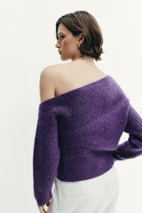 Jersey de punto de textura suave en color violeta, con diseño asimétrico de un solo hombro y manga larga.