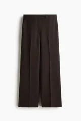 Pantalón tobillero de color marrón, con ajuste ceñido, raya frontal y posterior, cintura estándar, bolsillos al bies y piernas con corte bootcut.