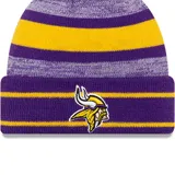Gorro de lana tejido a rayas horizontales en color violeta, gris y amarillo, con pompón en la parte superior y logo bordado de los Minnesota Vikings en el frente.