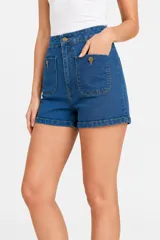 Short de jean azul de tiro alto, con bolsillos frontales appliqués decorados con botones metálicos y corte holgado.
