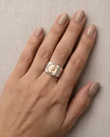 Anillo de plata 925 y lámina de oro 18k, con diseño rectangular y relieve de la Virgen Niña.