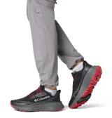 Championes de trail running Columbia modelo Konos Trillium Atr Techlite, color negro con detalles en rojo y suela gruesa con amortiguación.