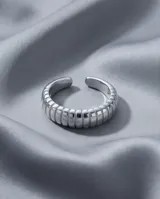 Anillo de plata 925 con diseño bombe fino y superficie lisa y brillante.