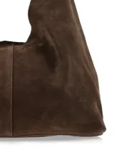 Cartera tipo hobo de gamuza marrón, con diseño slouchy y correa integrada para el hombro.