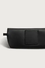 Funda para gafas de cuero negro con acabado abatanado, compartimento con cierre de botón a presión, pasador para cinturón y asa de mano.