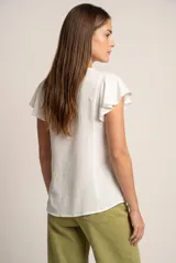 Blusa blanca con escote en V, mangas cortas con volados y cierre frontal con botones.