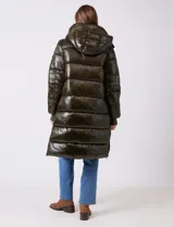 Campera puffer larga de abrigo marca BCBG Maxazria, color beige. Cuenta con capucha desmontable, cuello alto envolvente, cierre frontal bidireccional con solapa de botones a presión, bolsillos laterales, puños internos elastizados y tajos laterales con cierre en el bajo.