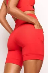 Short tipo biker de tiro alto, diseñado para running y entrenamiento. Confeccionado en tejido técnico de alta performance con bolsillos laterales funcionales y bolsillo interno en la cintura. Presenta detalles reflectivos y costuras estratégicas para mayor libertad de movimiento.