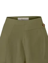 Pantalón de corte recto y tiro alto, confeccionado en una mezcla de lino y viscosa. Presenta un diseño con pinzas frontales y un detalle de botón lateral en la cintura.