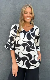 Blusa de manga corta con escote en V y diseño estampado en blanco y negro.
