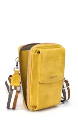 Bandolera porta celular color suela, con bolsillo frontal con tapa y cierre perimetral. Incluye correa de galón regulable y desmontable, bolsillos interiores para documentos, reparticiones para tarjetas y billetes.