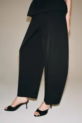 Pantalón de tiro medio con corte recto, confeccionado en tejido con mezcla de algodón. Presenta cintura con trabillas, bolsillos laterales ocultos en costura, raya planchada en el delantero y cierre frontal con cremallera, botón y ganchos metálicos.